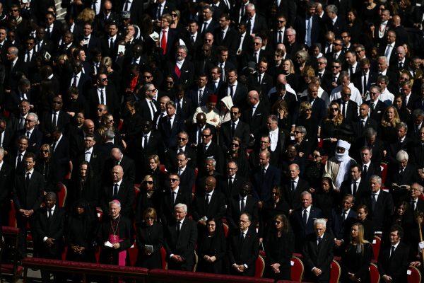 Κηδεία πάπα Φραγκίσκου: Ποιοι επίσημοι προσκεκλημένοι έσπασαν το αυστηρό dress code;