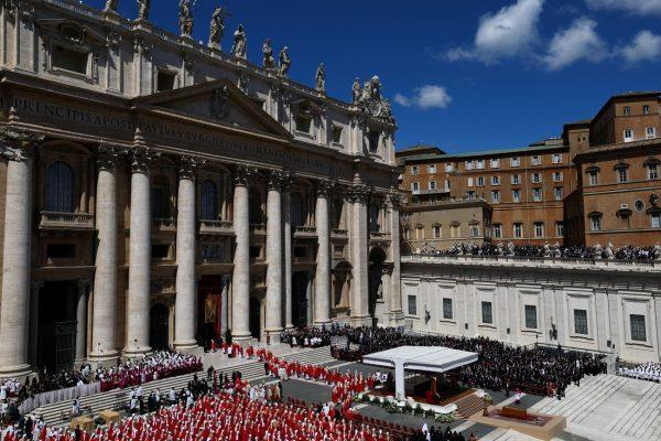 Πάπας Φραγκίσκος: Γιατί έψαλλαν το «Χριστός Ανέστη» στα Ελληνικά στην κηδεία του Ποντίφικα