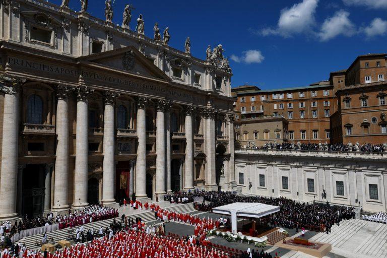 Πάπας Φραγκίσκος: Γιατί έψαλλαν το «Χριστός Ανέστη» στα Ελληνικά στην κηδεία του Ποντίφικα