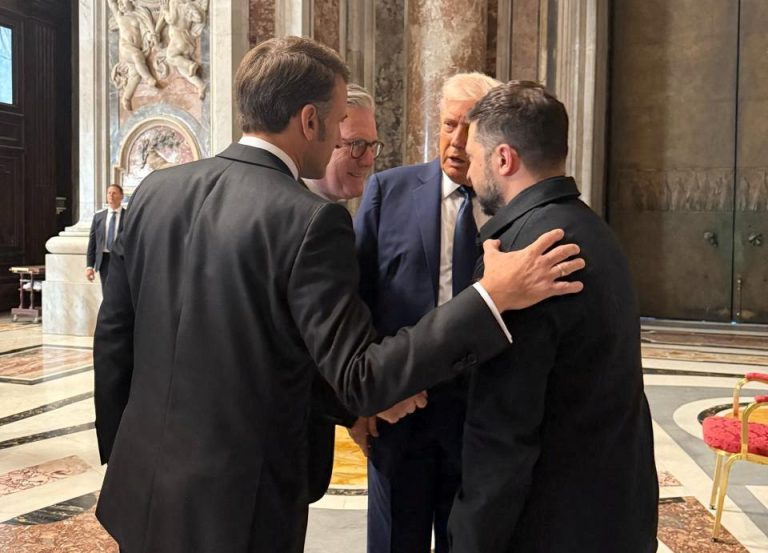 Τραμπ: Έριξε άκυρο στον Μακρόν κατά τη συνάντηση με τον Ζελένσκι – «Δεν πρέπει να είσαι εδώ»