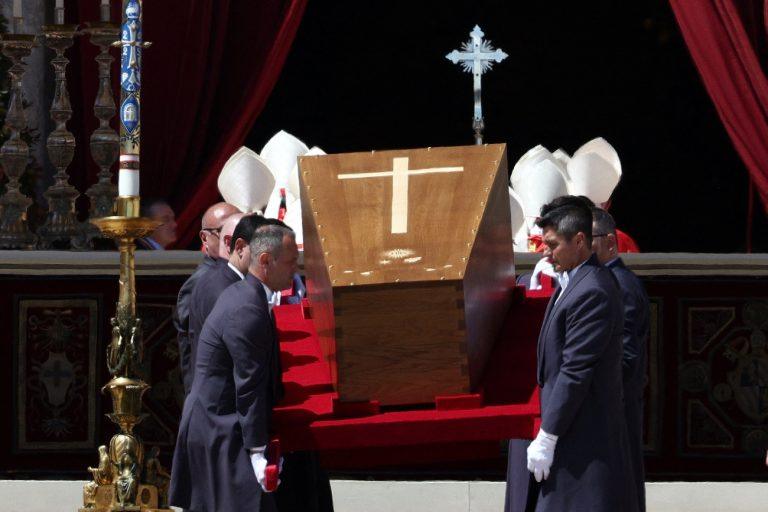 4+1 σημαντικές παπικές κηδείες: Ποια κηδεία πήγε πολύ λάθος;