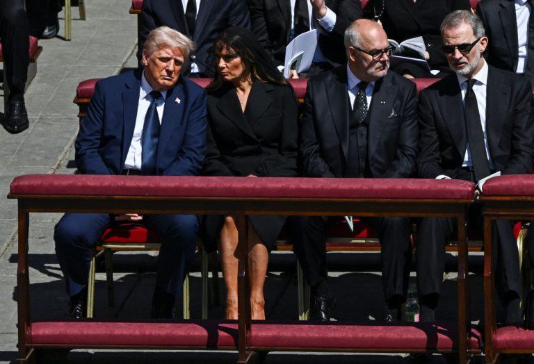 Με τέσσερις μόλις λέξεις, η Μελάνια Τραμπ έσωσε τον Ντόναλντ Τραμπ στο Βατικανό. Τι του είπε;