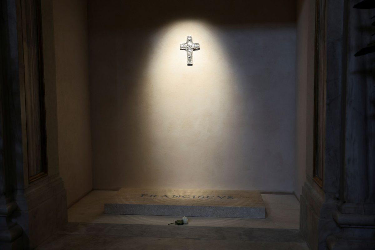 Πάπας Φραγκίσκος: Οι πρώτες φωτογραφίες του τάφου του – Κοσμοσυρροή στο λαϊκό προσκύνημα