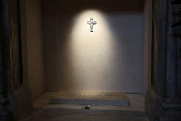 Πάπας Φραγκίσκος: Οι πρώτες φωτογραφίες του τάφου του – Κοσμοσυρροή στο λαϊκό προσκύνημα