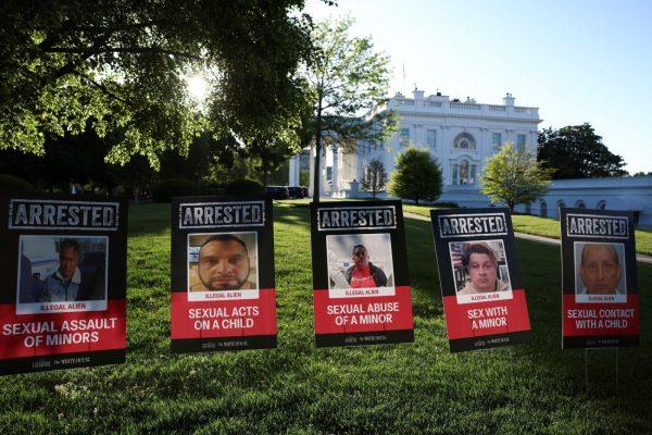 ΗΠΑ: Η κυβέρνηση του Τραμπ στοχοποιεί μετανάστες – Αφίσες της ντροπής στον Λευκό Οίκο