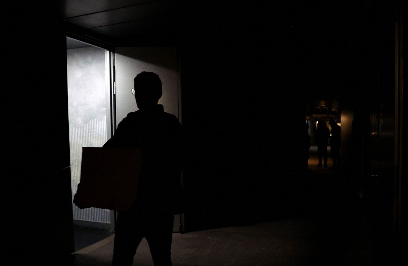 Ισπανία: Η στιγμή που πέφτει το ρεύμα σε τηλεοπτικό σταθμό