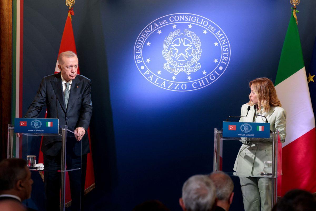 Ρώμη: Τα ντιλ της Μελόνι με τον «Σουλτάνο» στην Αιώνια Πόλη