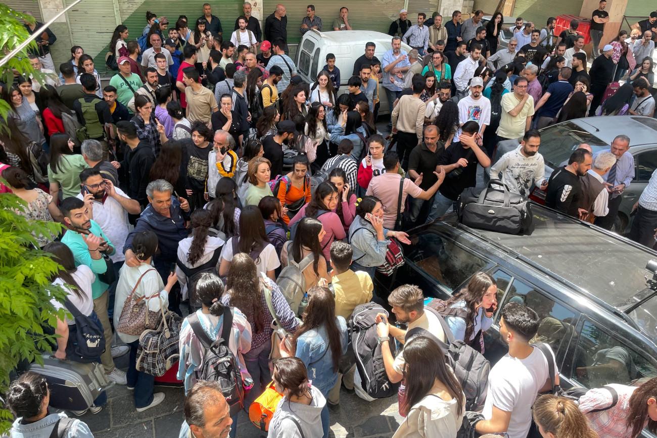 Εικόνα που δείχνει κόσμο στους δρόμους της Τζαραμάνα μετά το χθεσινό ισραηλινό χτύπημα