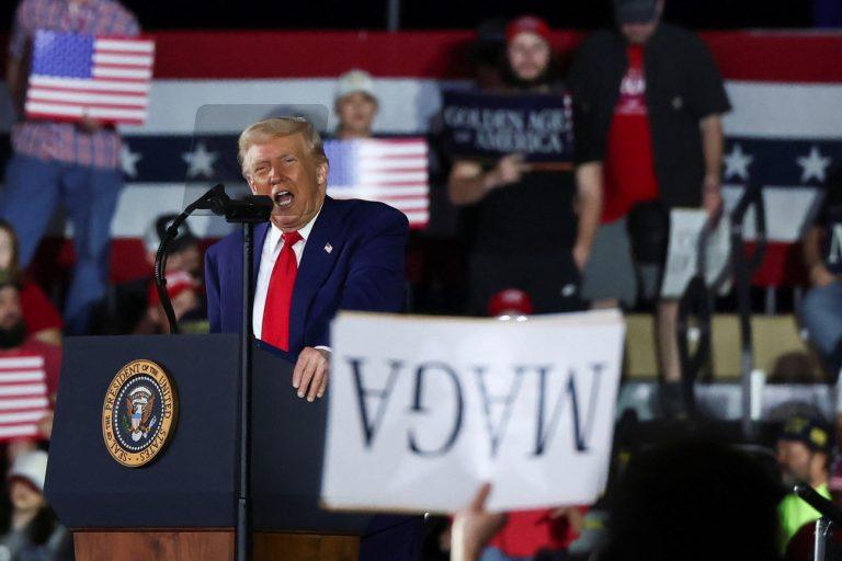 Τραμπ: Πανηγυρική ομιλία για τις πρώτες 100 ημέρες και η… μπάλα στην εξέδρα