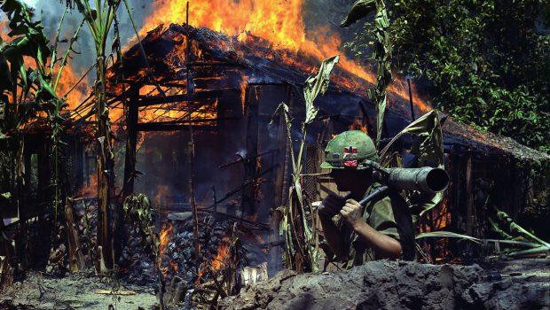 «Οικοκτονία»: 50 χρόνια μετά το Βιετνάμ φέρει ακόμα τα σημάδια του πολέμου – Τι προμηνύεται για τη Γάζα