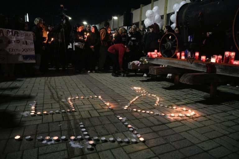 Αναμμένα κεριά για τις 57 ψυχές των Τεμπών – Συμβολικές διαμαρτυρίες σε διάφορες περιοχές της Ελλάδας