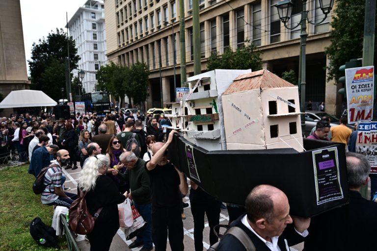 Αθήνα: Μαζική συγκέντρωση και πορεία για το δικαίωμα στη στέγη