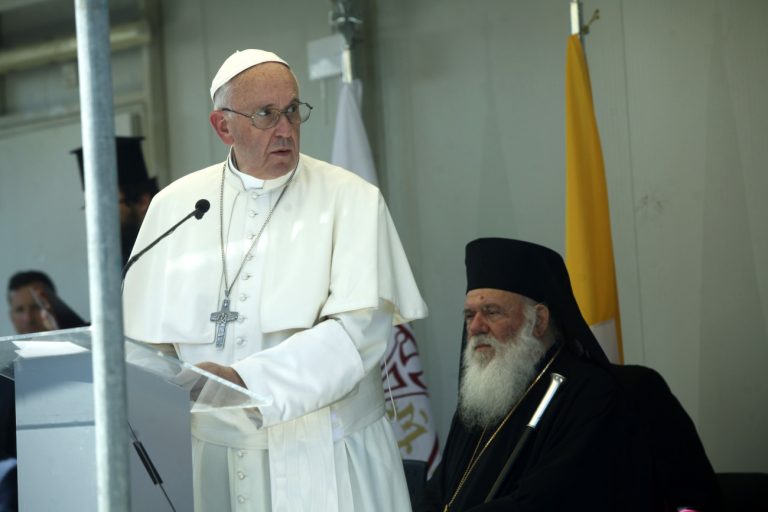 Πάπας Φραγκίσκος: Η ιστορική επίσκεψη του Ποντίφικα στη Λέσβο – Η προσευχή του για τους πρόσφυγες