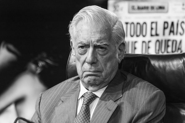 Από τον Κάστρο στη Θάτσερ – Το ταξίδι του συγγραφέα Μάριο Βάργκας Λιόσα ως πολιτικού