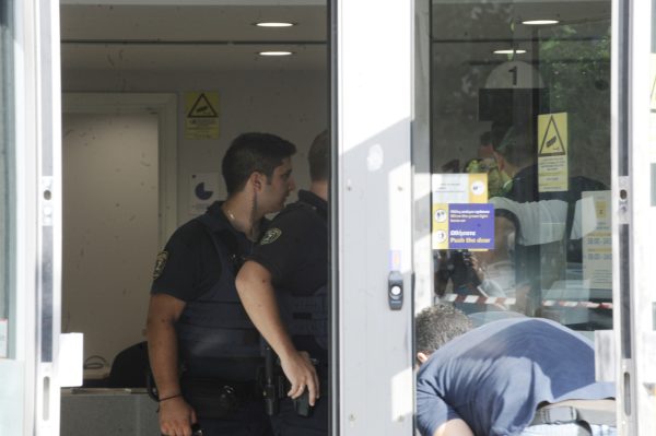 Ένοπλοι ληστές τράπεζας κρατούσαν ομήρους τους πελάτες – Άρπαξαν 200.000 ευρώ