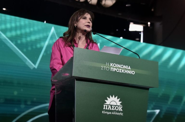 Συνεχίζεται η αναταραχή στο ΠΑΣΟΚ – Ενώπιον της Επιτροπής Δεοντολογίας το απόγευμα η Μπατζελή