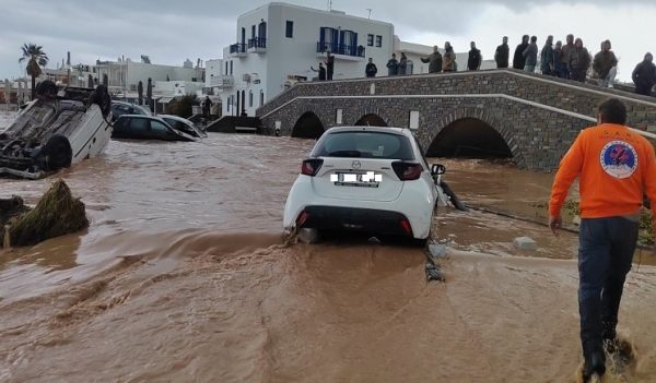 Κακοκαιρία: Πού θα χτυπήσει τις επόμενες ώρες – 112 σε Χίο, Σάμο, Ικαρία – Μεγάλες ζημιές σε Πάρο, Μύκονο