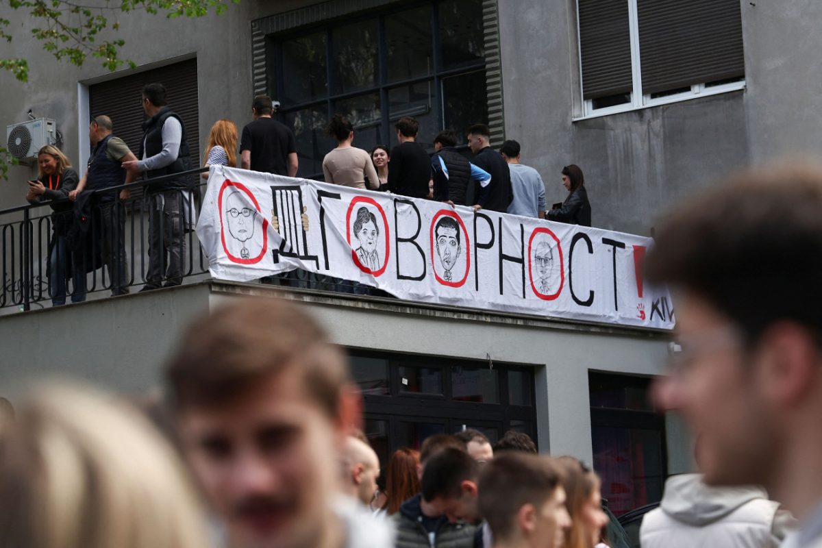 Σερβία: Παραμένει αποκλεισμένη από φοιτητές η δημόσια τηλεόραση – Μουσουλμάνοι στην περιφρούση για να γιορτάσουν το Πάσχα οι χριστιανοί