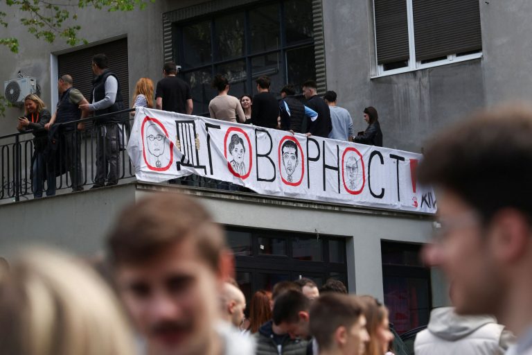 Σερβία: Παραμένει αποκλεισμένη από φοιτητές η δημόσια τηλεόραση – Μουσουλμάνοι στην περιφρούση για να γιορτάσουν το Πάσχα οι χριστιανοί