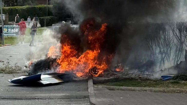 Βρετανία: Αεροπλάνο συνετρίβη σε πάρκο – Υπάρχουν τραυματίες