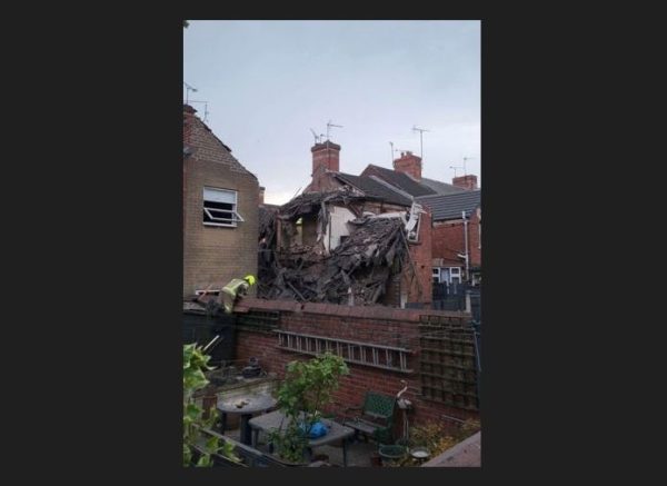 Βρετανία: Έκρηξη φυσικού αερίου – Δρόμος καλύφθηκε από συντρίμμια