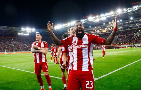 Η κόρη του Ροντινέι… ξυπνάει με τον ύμνο του Ολυμπιακού (vid)