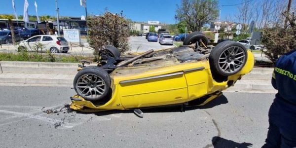 Κοζάνη: Αμάξι τούμπαρε και χτύπησε σε προστατευτικό διάζωμα – Δύο τραυματίες