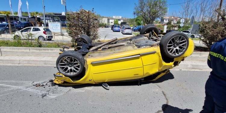 Κοζάνη: Αμάξι τούμπαρε και χτύπησε σε προστατευτικό διάζωμα – Δύο τραυματίες
