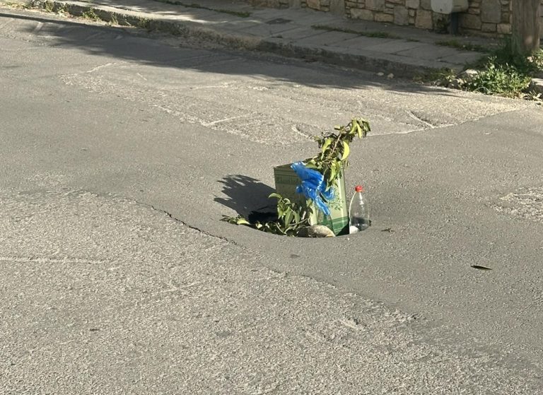 Παλλήνη: Διακοπή κυκλοφορίας στη λεωφόρο Μεγάλου Αλεξάνδρου λόγω καθίζησης του οδοστρώματος