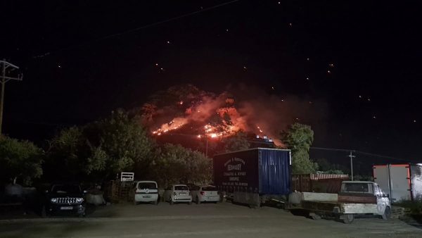 Λεωνίδιο: Δασική πυρκαγιά από τα φαναράκια της Ανάστασης χθες το βράδυ