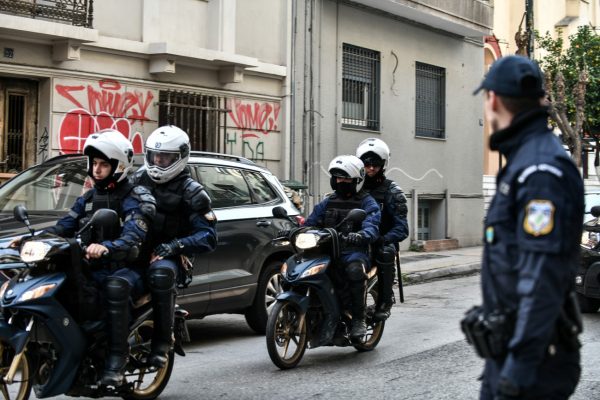 ΕΛ.ΑΣ: Επιχείρηση εκκένωσης κατάληψης στα Εξάρχεια