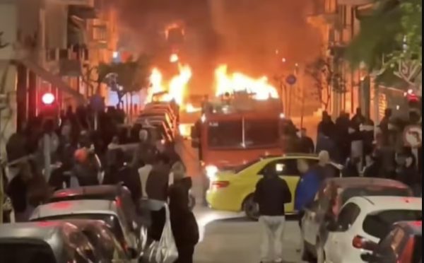 Εξάρχεια: «Η Αθήνα στις φλόγες για τα Τέμπη» – Τι αναφέρουν διεθνή ΜΜΕ για τις μολότοφ και τις συλλήψεις