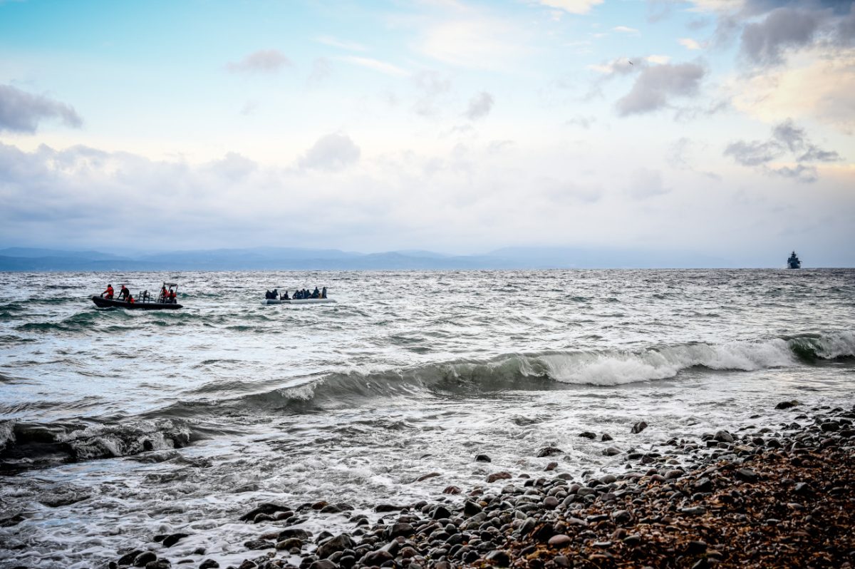Σύλληψη δύο διακινητών στην Κρήτη – Μετέφεραν 58 μετανάστες με λέμβο από τη Λιβύη