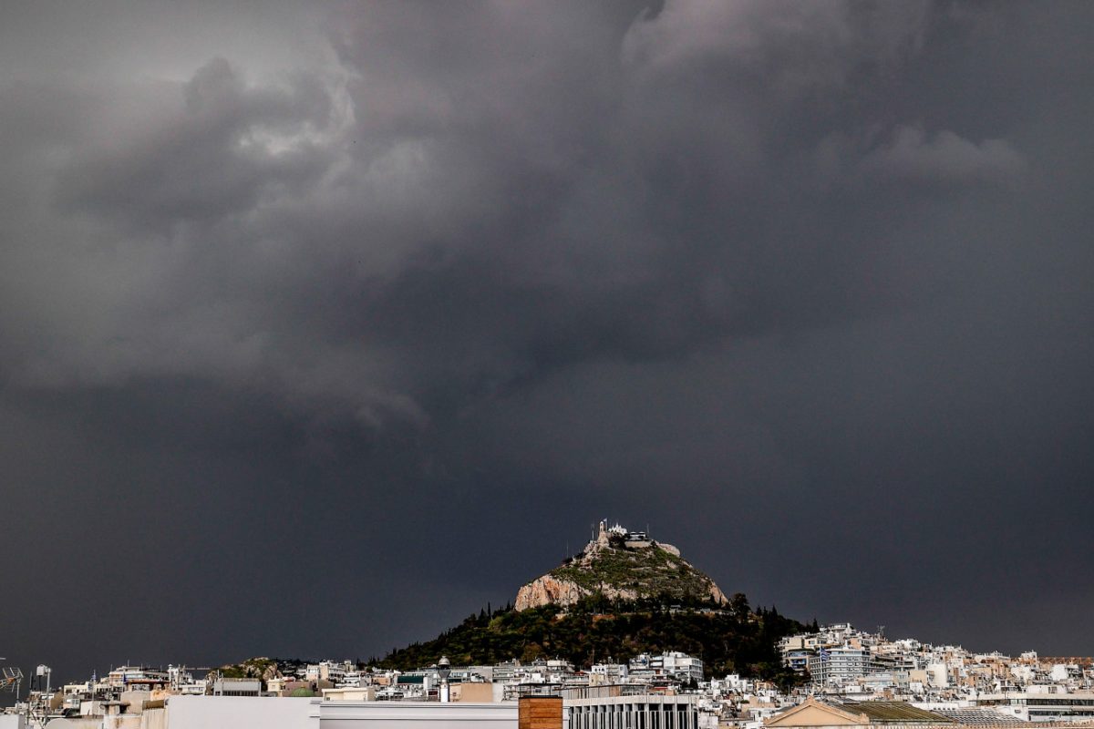 Καιρός: Άνοιξαν οι ουρανοί στην Αττική – Κυκλοφοριακό χάος σε Κηφισό και Αττική Οδό