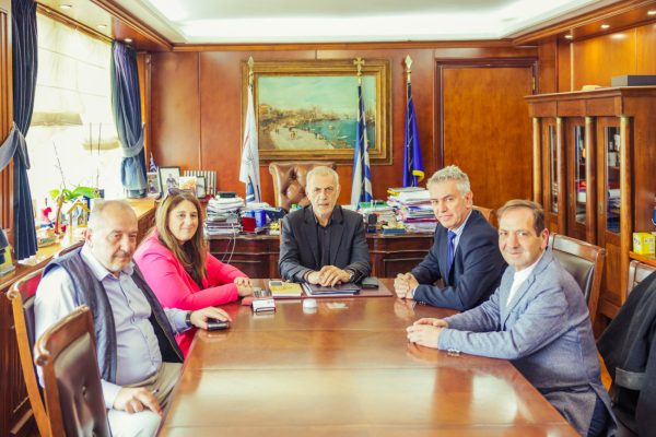 Συνάντηση Δημάρχου Πειραιά Γιάννη Μώραλη με το νέο Πρόεδρο και τα μέλη του Δημοτικού Συμβουλίου Νέων