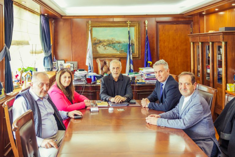 Συνάντηση Δημάρχου Πειραιά Γιάννη Μώραλη με το νέο Πρόεδρο και τα μέλη του Δημοτικού Συμβουλίου Νέων