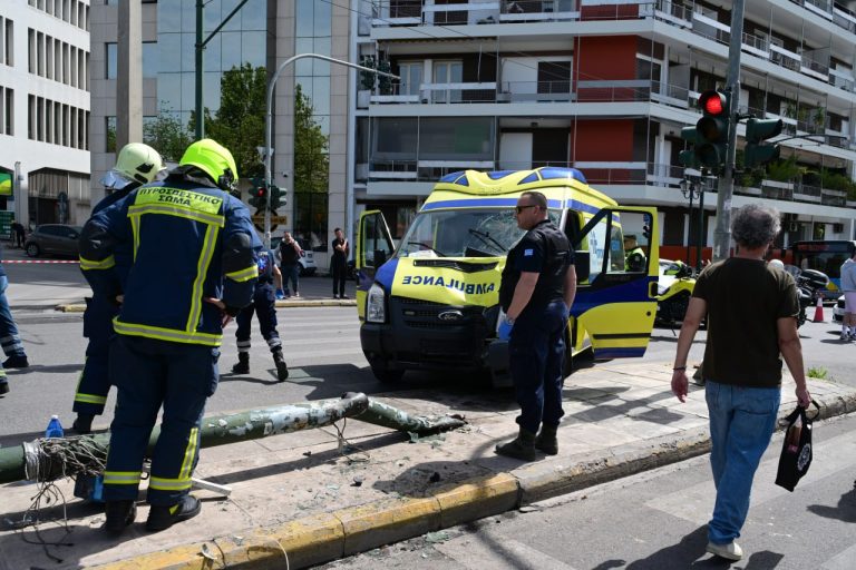Τροχαίο στην Αθήνα: Ασθενοφόρο έπεσε σε κολόνα και τραυμάτισε πέντε άτομα