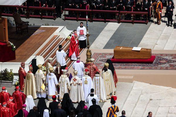Τι συμβόλιζαν τα περσικά χαλιά στην κηδεία του Πάπα Φραγκίσκου