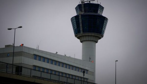 Ελεγκτές εναέριας κυκλοφορίας: Κίνδυνοι λόγω υποστελέχωσης και απαρχαιωμένων συστημάτων