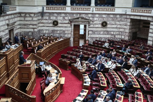 ΣΥΡΙΖΑ: Ερώτηση στη Βουλή για τη βελτίωση των διαδικασιών χορήγησης της ελληνικής ιθαγένειας