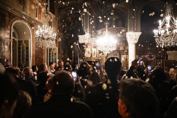 Με μπότια, βάγια και επευφημίες η Πρώτη Ανάσταση στη Ρωσική Εκκλησία της Φιλελλήνων
