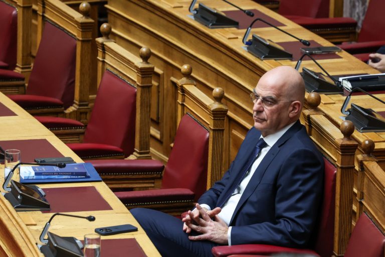 Ο Δένδιας ετοιμάζει βαλίτσες για Λίβανο