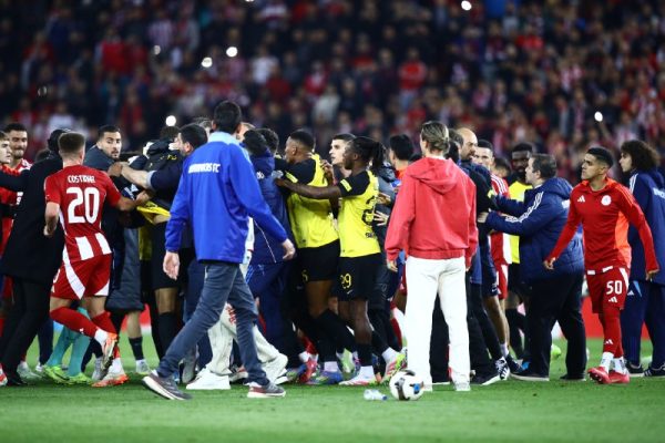 Αποκαλυπτικό βίντεο: Άνθρωπος της ΑΕΚ κάνει νόημα στον πάγκο να μπουν μέσα και να δημιουργήσουν επεισόδια