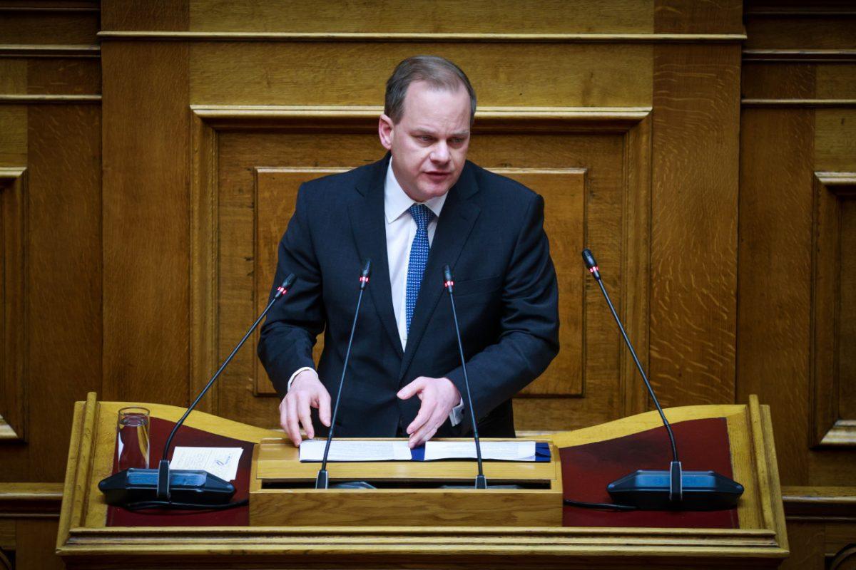 Εκτεθειμένη ξανά η κυβέρνηση για τα Τέμπη – «Δεν γνώριζαν όταν χειροκροτούσαν τον Καραμανλή;»