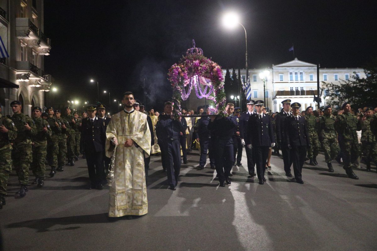 Πλήθος πιστών στην περιφορά του Επιταφίου της Μητρόπολης Αθηνών