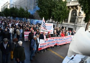 Συντάξεις: Πυρά κομμάτων για την πληρωμή τους μετά το Πάσχα – Νυχτερινή διαμαρτυρία των συνταξιούχων στις 11/4