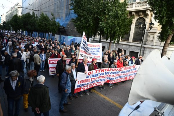 Συντάξεις: Πυρά κομμάτων για την πληρωμή τους μετά το Πάσχα – Νυχτερινή διαμαρτυρία των συνταξιούχων στις 11/4