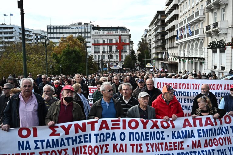 Συνταξιούχοι: Νυχτερινή διαμαρτυρία μπροστά από τη Βουλή – Τι διεκδικούν