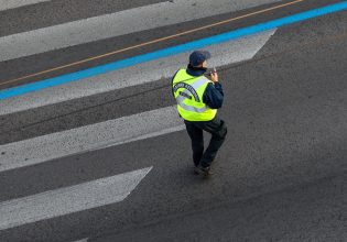 Αγνόησε το σήμα του τροχονόμου και μετά τον πάτησε με το αυτοκίνητο