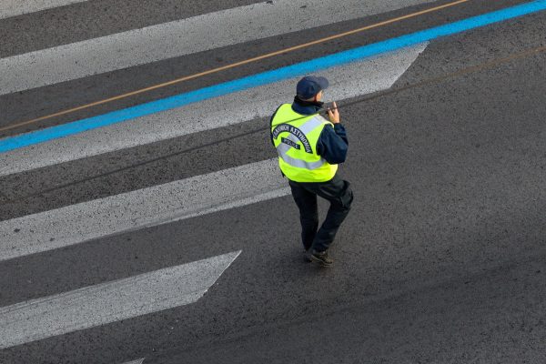 Αγνόησε το σήμα του τροχονόμου και μετά τον πάτησε με το αυτοκίνητο